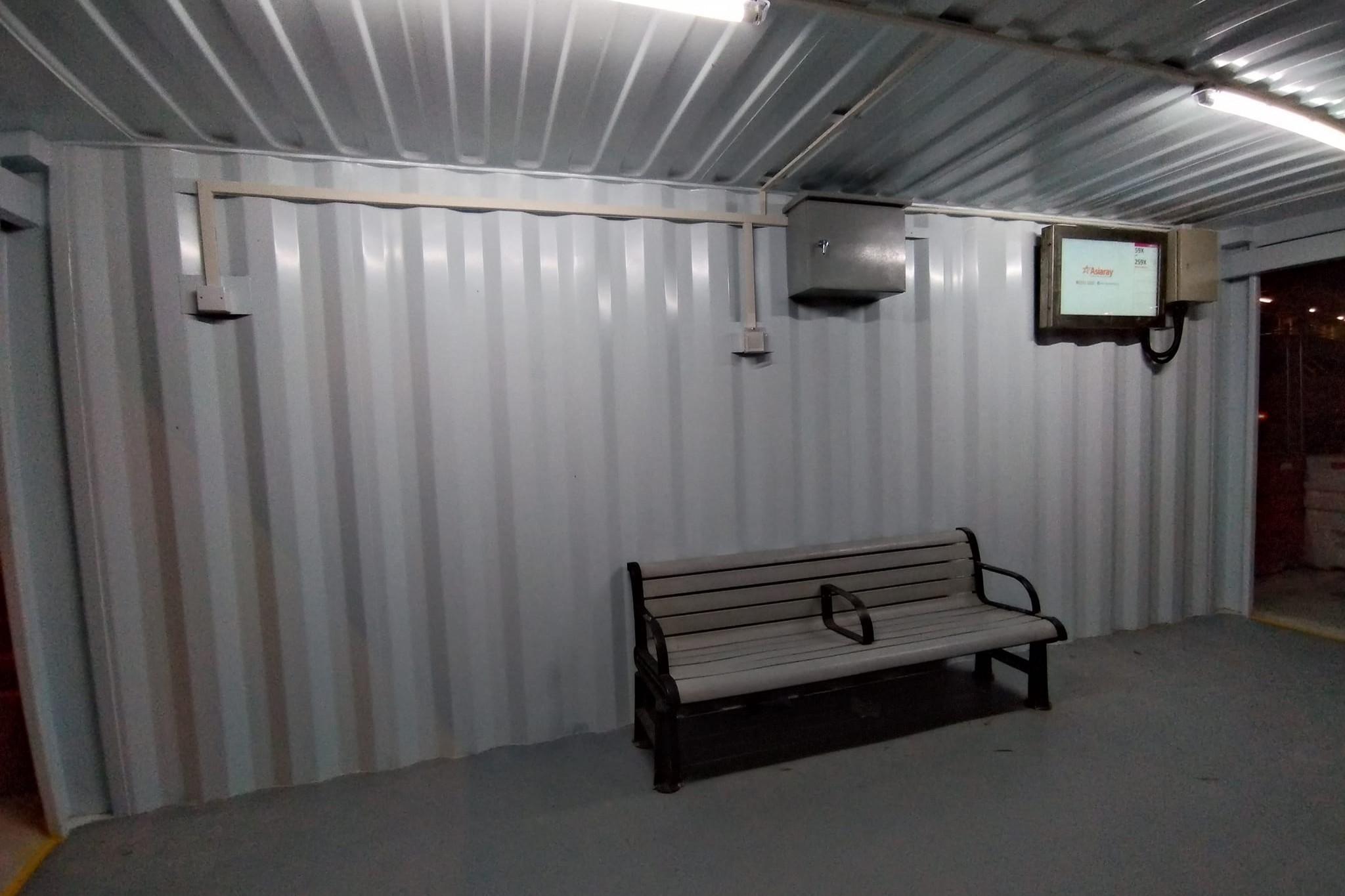 湖景邨湖翠樓對面的臨時巴士站由貨櫃改建而成。(網民Joyous Hing Wah Chan@FB群組「顯影屯門。青山散步」)