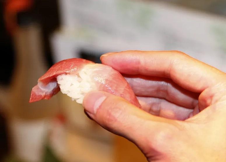 日本新一代少了吃壽司魚生。(互聯網)