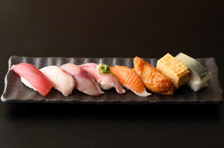 2022年度日本每人每年平均消費海鮮量約22公斤,創歷史新低,原因之一鮮魚價格較高。(互聯網)