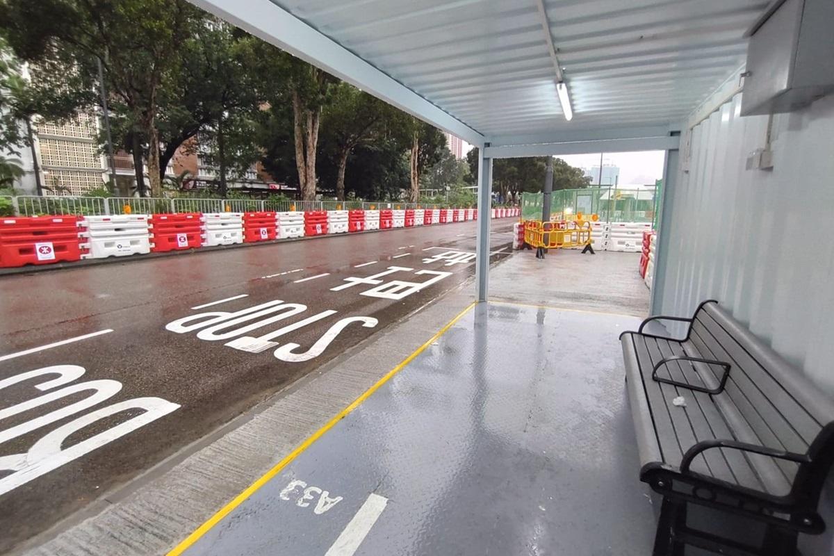 湖景邨湖翠樓對面的臨時巴士站由貨櫃改建而成。(網民Ayu Chan@FB群組「顯影屯門。青山散步」)