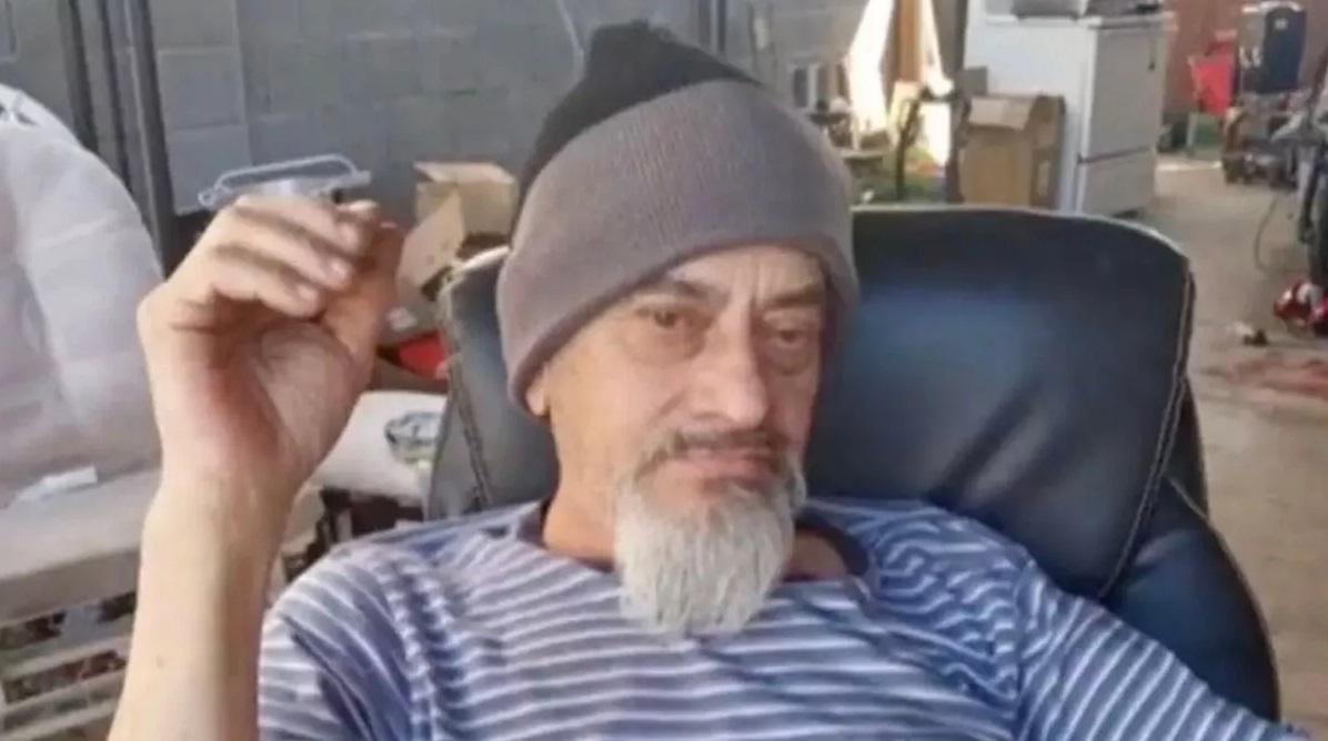 69歲男子格拉在停車場修理家人用的私家車時意外受困車底,遭活活壓死。(互聯網)