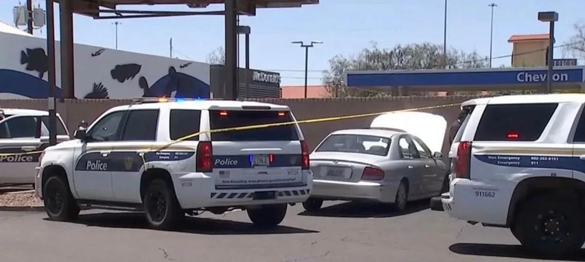 格拉在停車場修理家人用的私家車時意外受困車底,數小時後才有人發現報警。(互聯網)