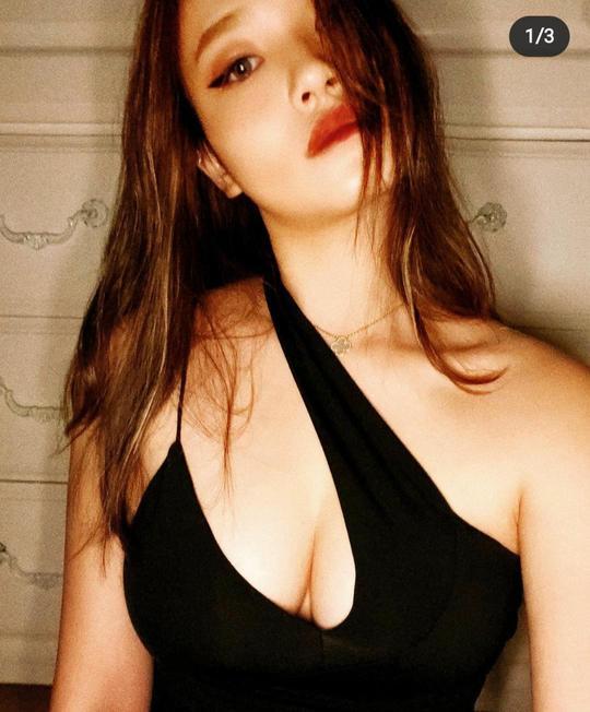 Frankie女友Christy的性感照流出。