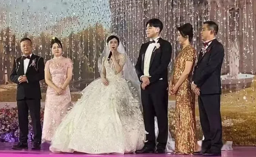 福建豪門婚宴主角丁佳敏及周力源,成為近日內地熱搜。(微博/搜狐娛樂截圖)