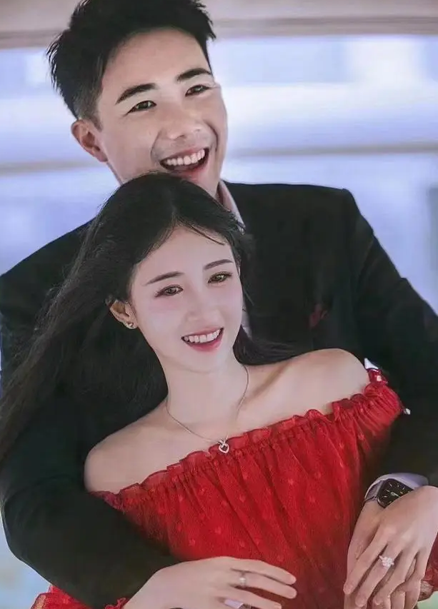 福建豪門婚宴主角丁佳敏及周力源,成為近日內地熱搜。(微博/搜狐娛樂截圖)