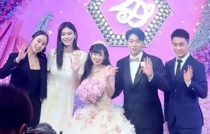 據悉,該樁福建豪門婚禮於廈門國際會議中心酒店舉行,賓客不乏名流高官,當中包括何猷君與名模太太奚夢瑤,以及何超欣。(微博/搜狐娛樂截圖)