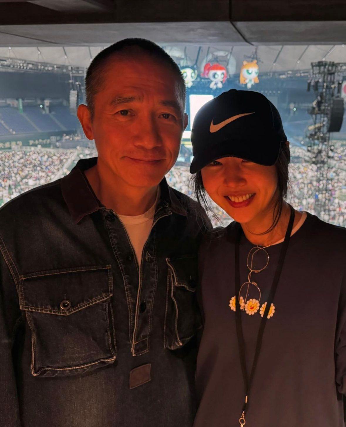 NewJeans金牌製作人閔熙珍向梁朝偉集郵。