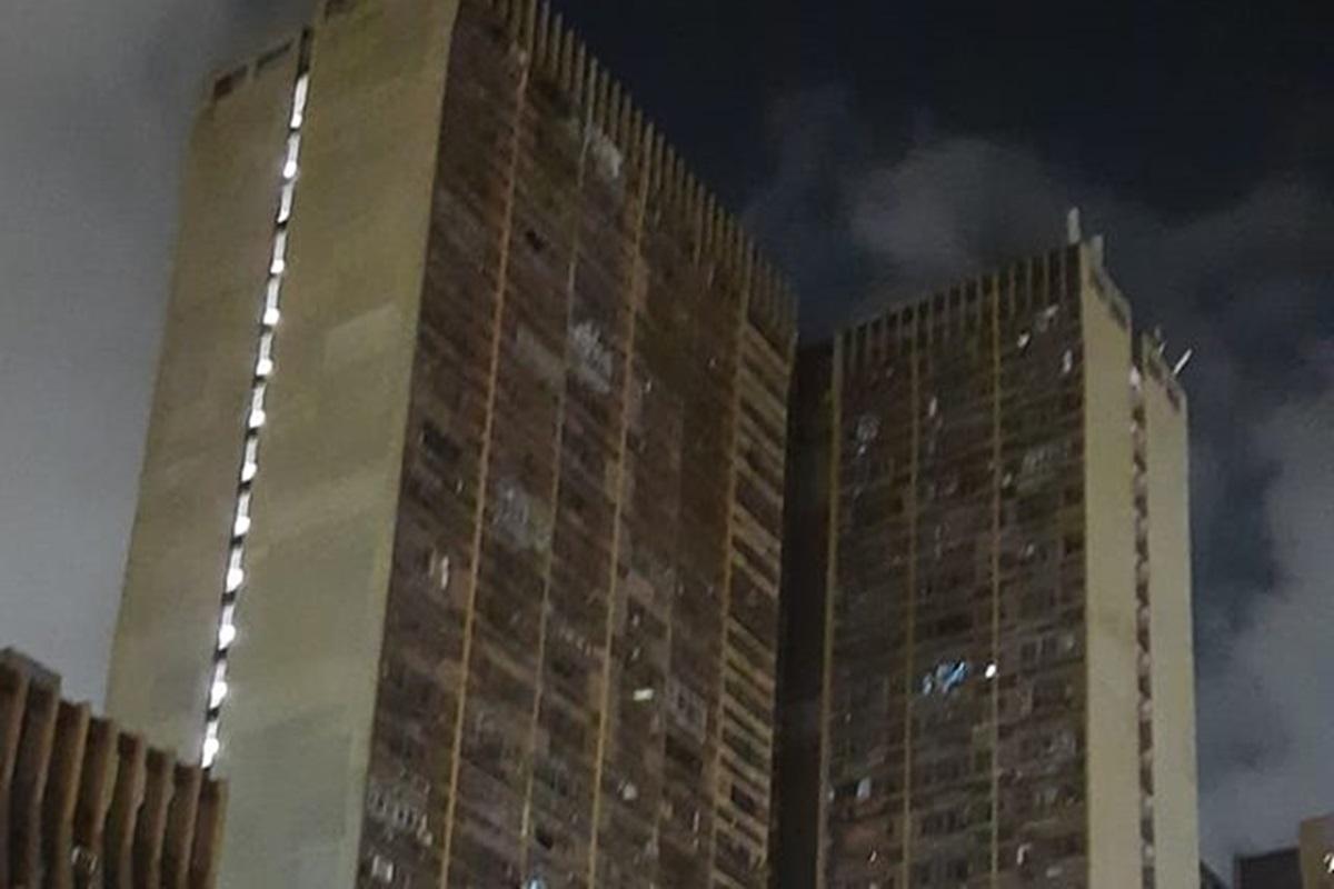 黃大仙下邨龍光樓晚上突然全幢停電。(網民Sunny Chau@FB群組「黃大仙區友(黃大仙,新蒲崗,鑽石山,慈雲山......)」)