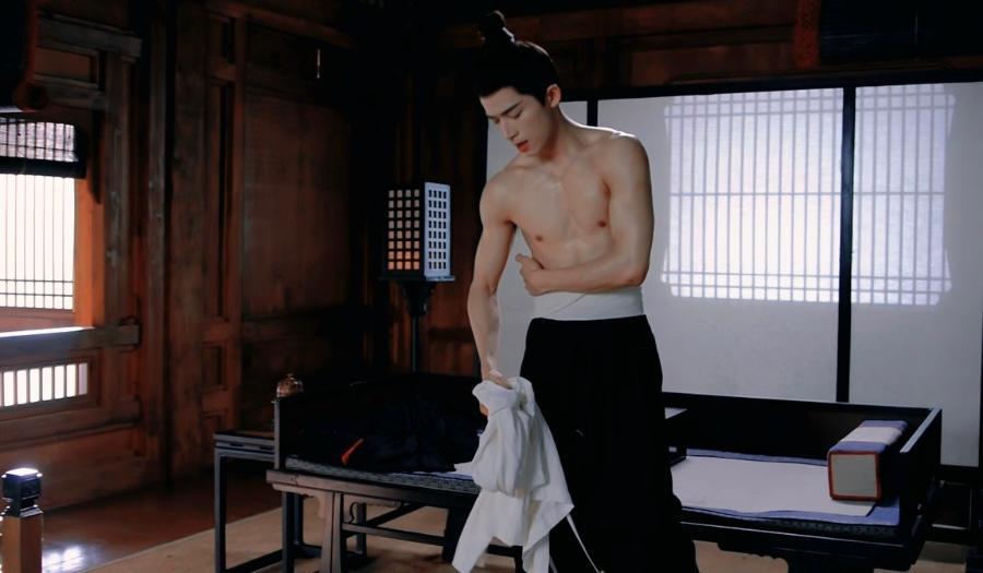 王星越操肌演《墨雨雲間》爆紅。