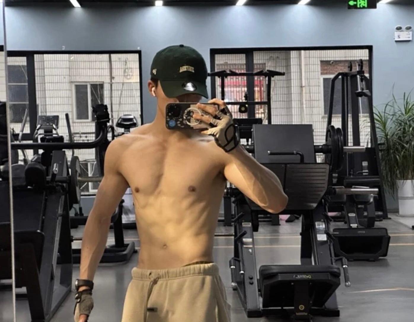 王星越操肌演《墨雨雲間》爆紅。