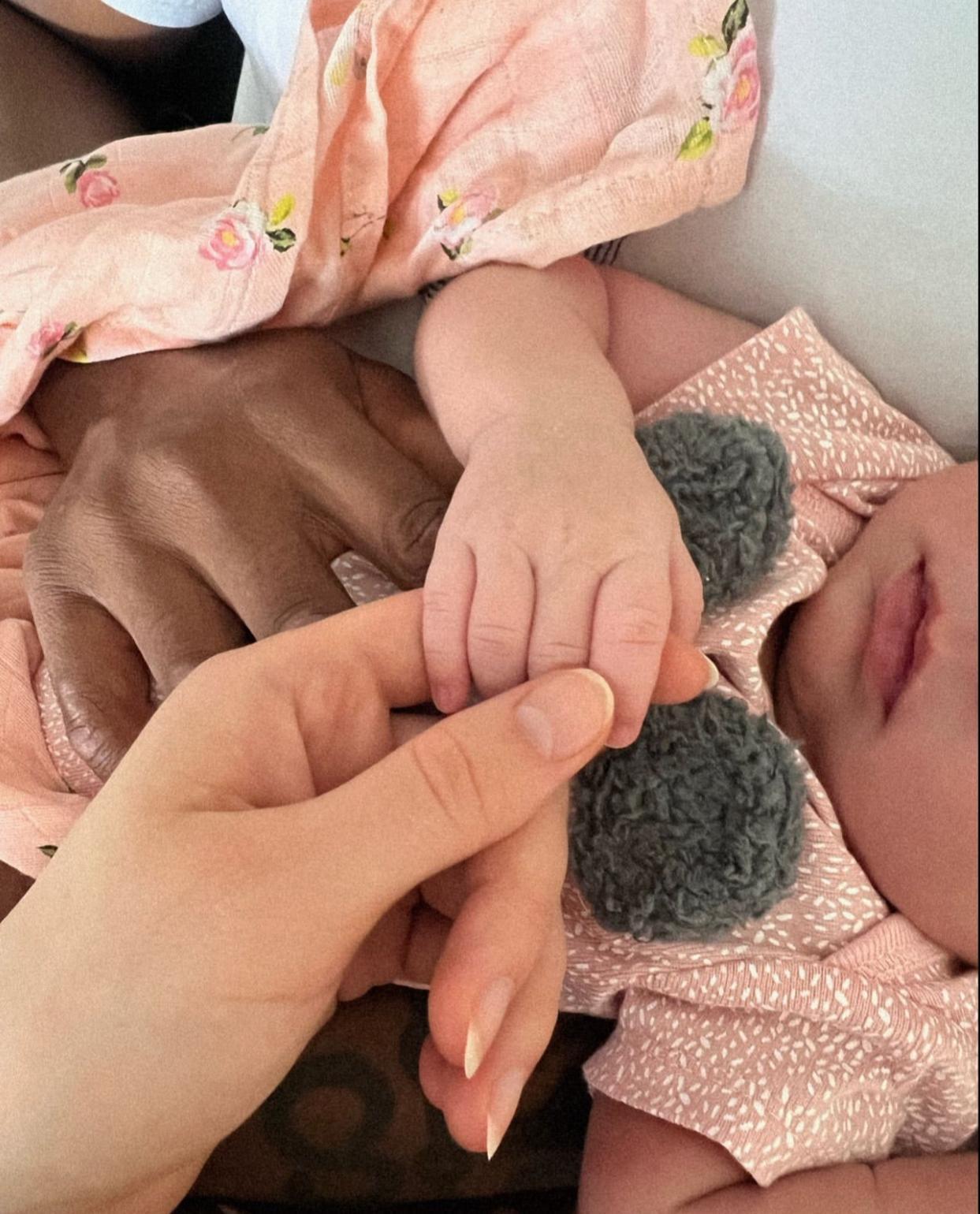 Vivi捉住囡囡手仔,十分溫馨。