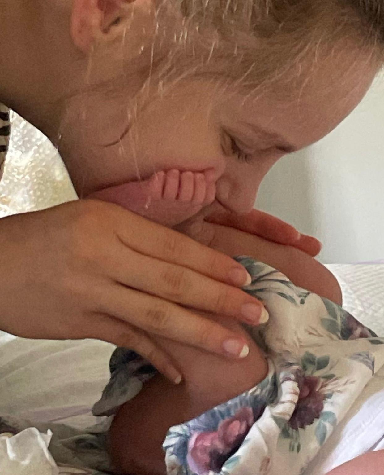 Vivi誕下囡囡,拍下溫馨合照。