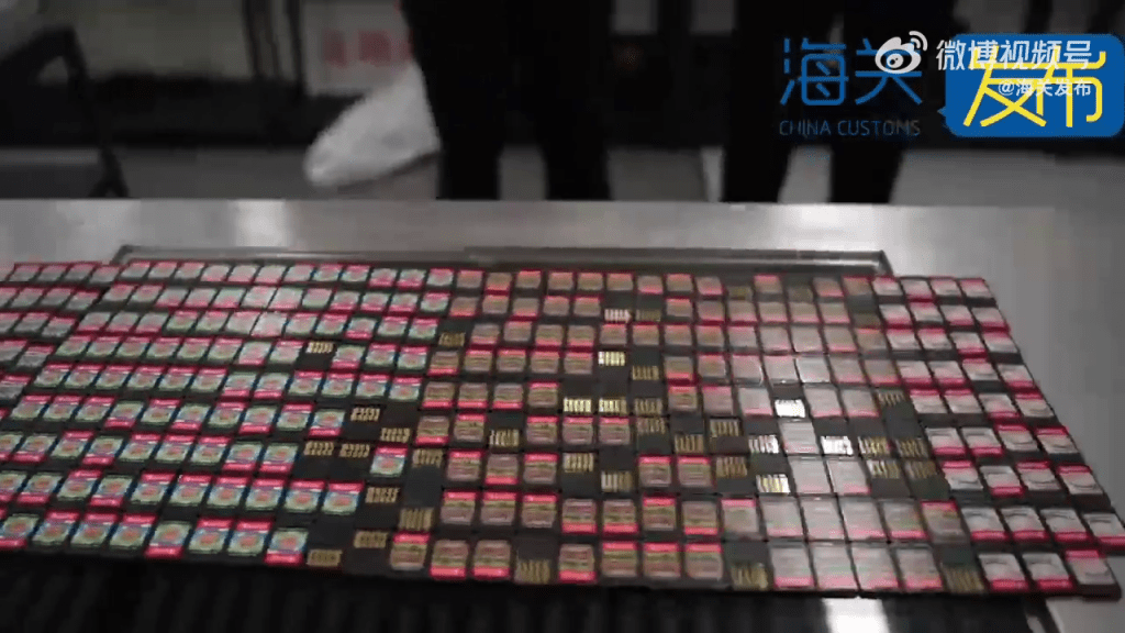 關員在點算從女子身上搜出的350張Switch遊戲卡。(海關發布)