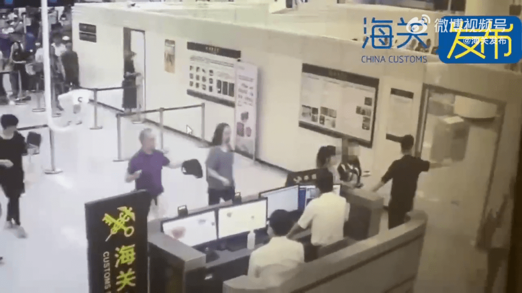蓮塘海關關員近日在對進境旅客進行監管時,發現一名旅客神色緊張,舉止異常,隨即對其進行攔截檢查。(海關發布)