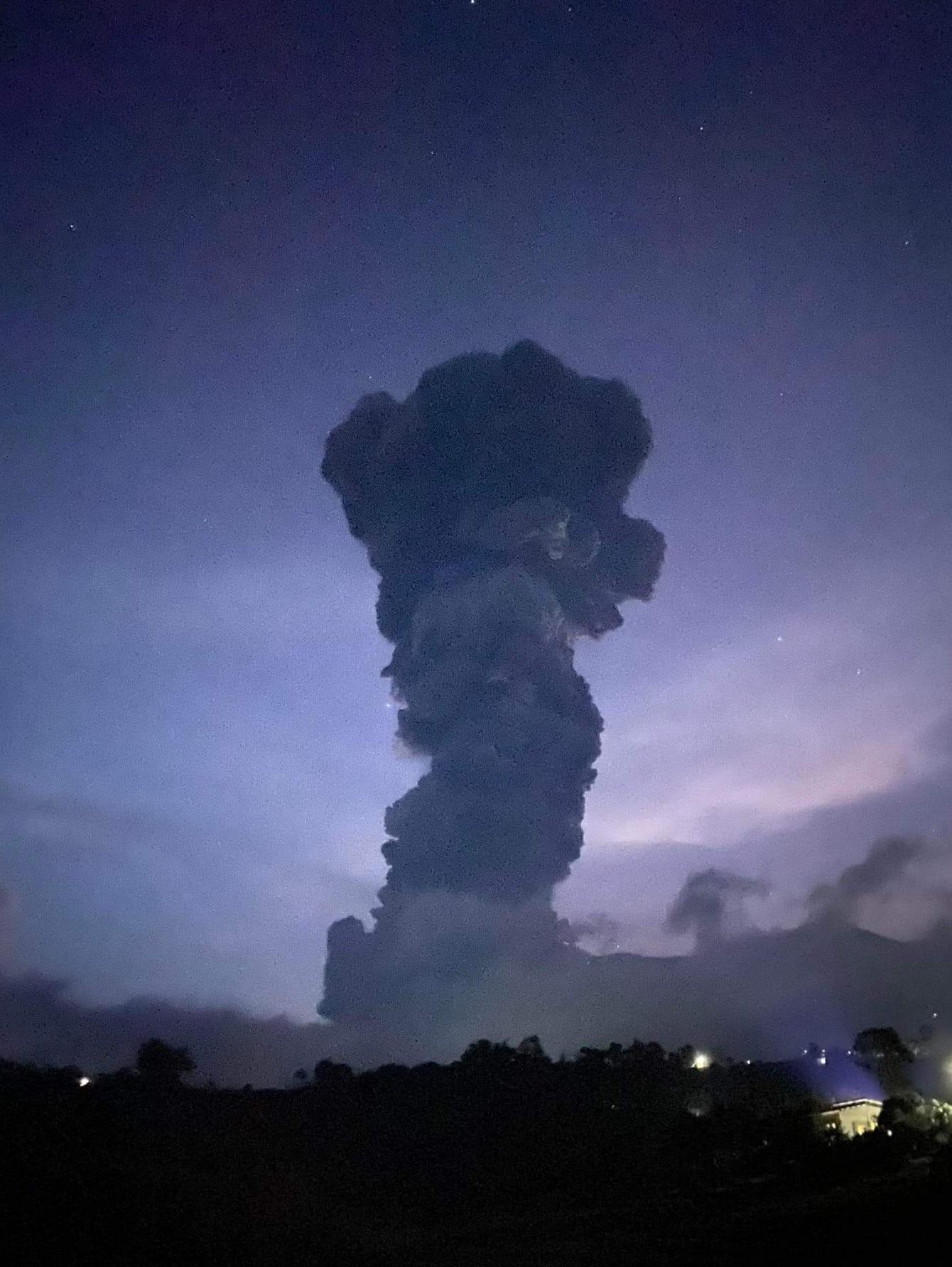 菲律賓中部坎拉翁火山周一晚猛烈爆發,火山灰雲直衝5000米高天際。(互聯網)