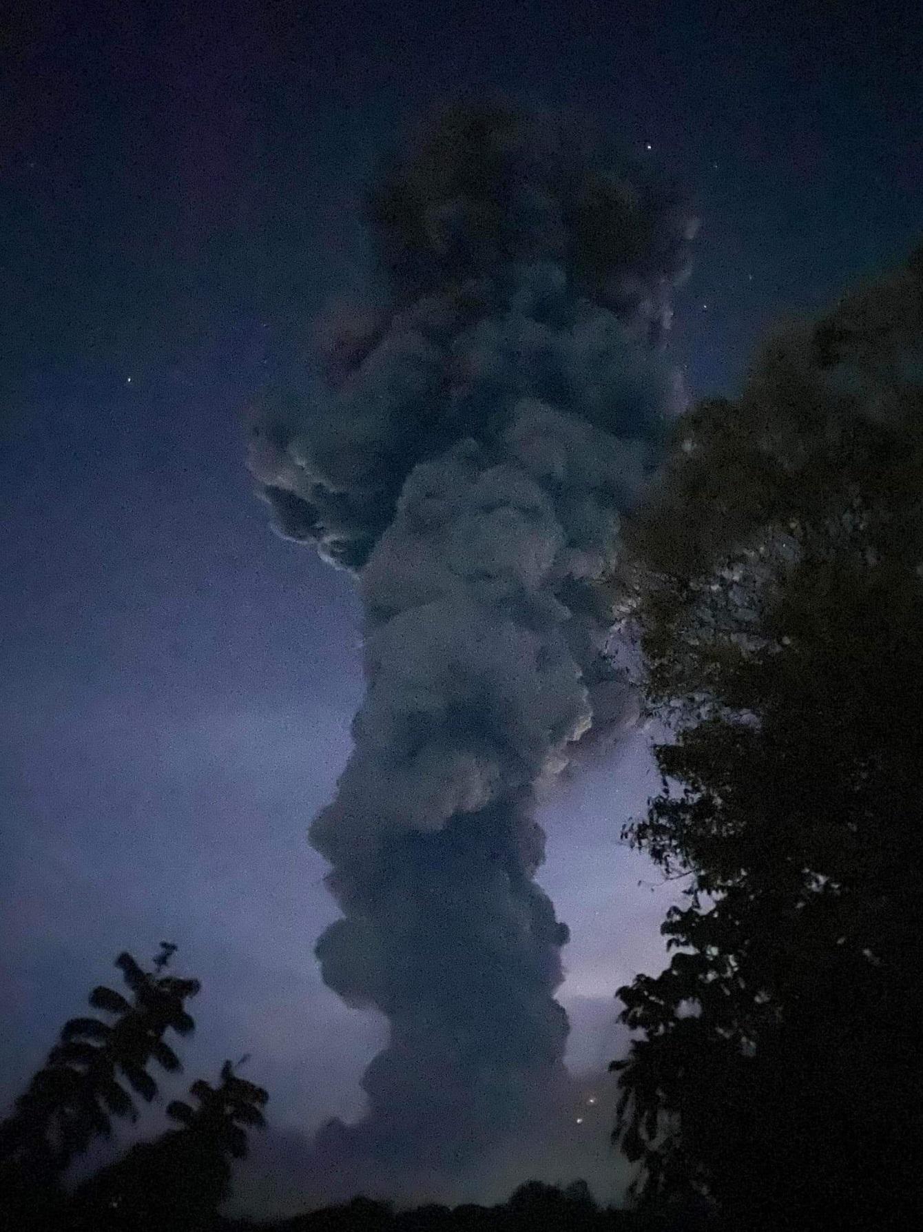 菲律賓中部坎拉翁火山周一晚猛烈爆發,火山灰雲直衝5000米高天際。(互聯網)