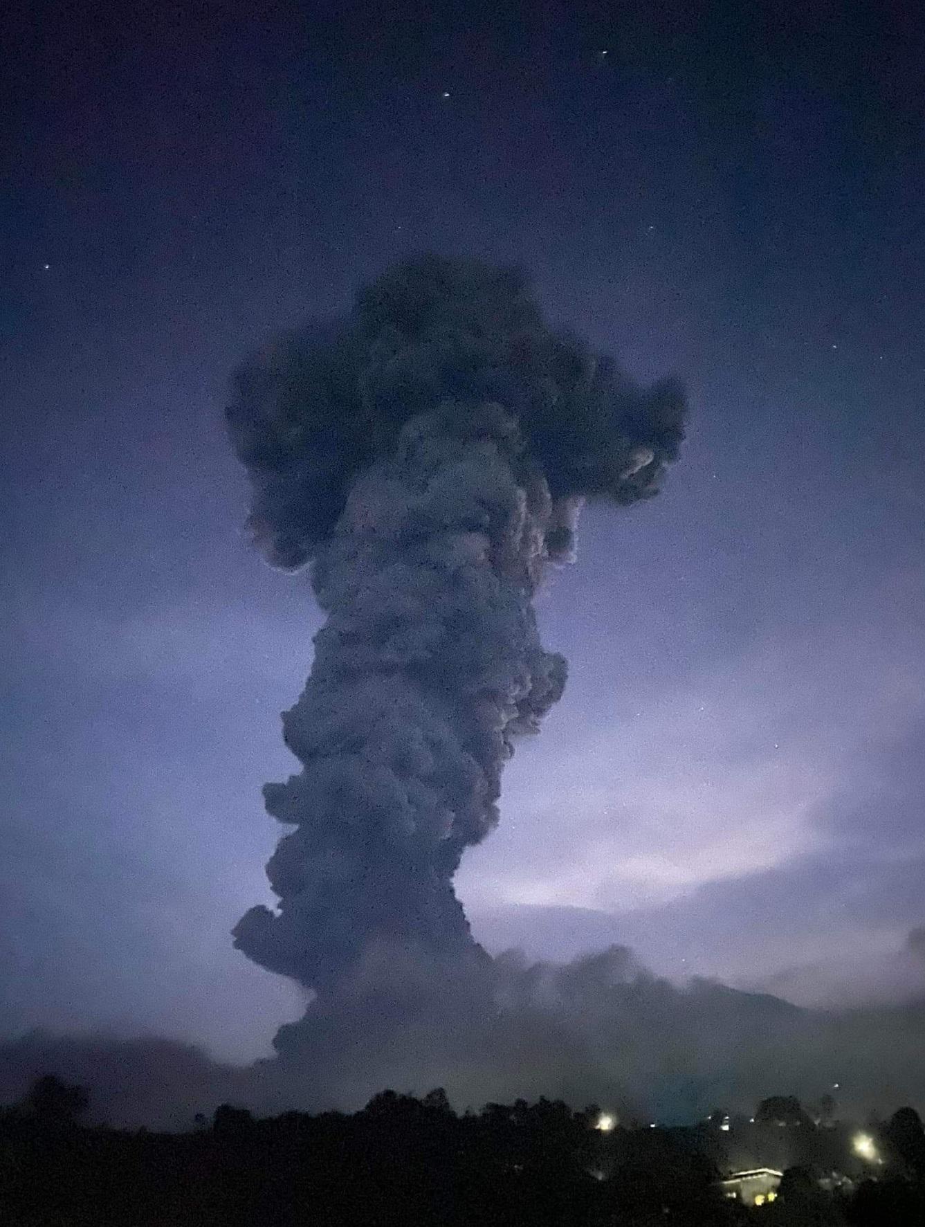 菲律賓中部坎拉翁火山周一晚猛烈爆發,火山灰雲直衝5000米高天際。(互聯網)