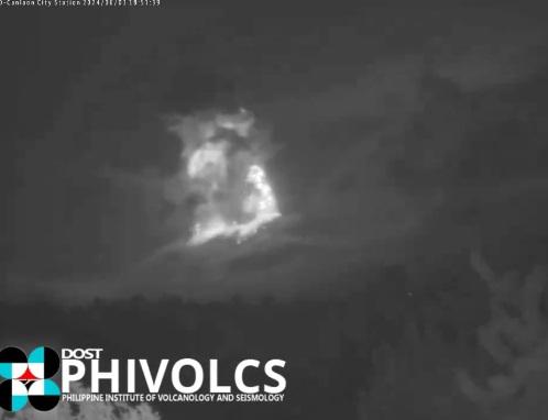 菲律賓中部坎拉翁火山周一晚猛烈爆發,冒出火焰。(互聯網)