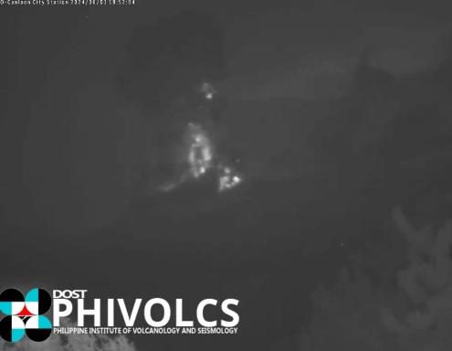 菲律賓中部坎拉翁火山周一晚猛烈爆發,冒出火焰。(互聯網)