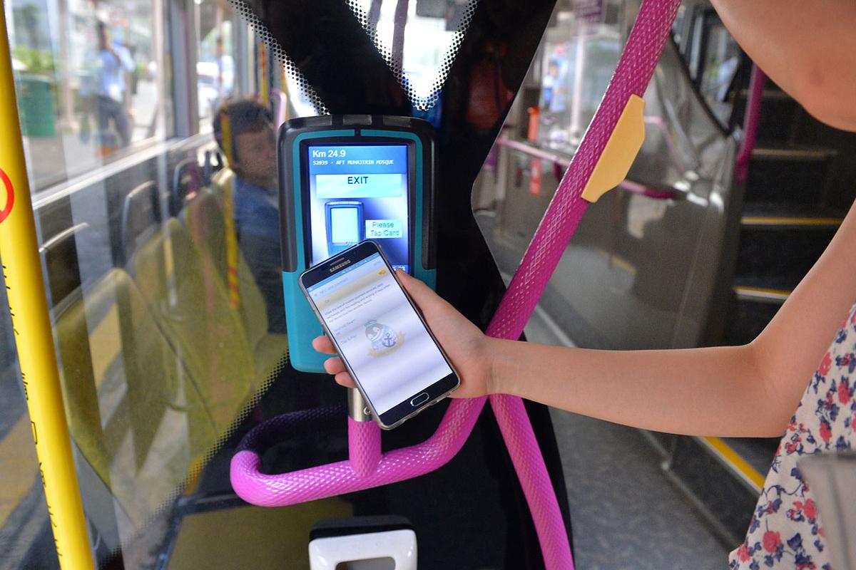 在新加坡用電子支付乘搭巴士,須於上、落車時拍卡。(網上圖片)