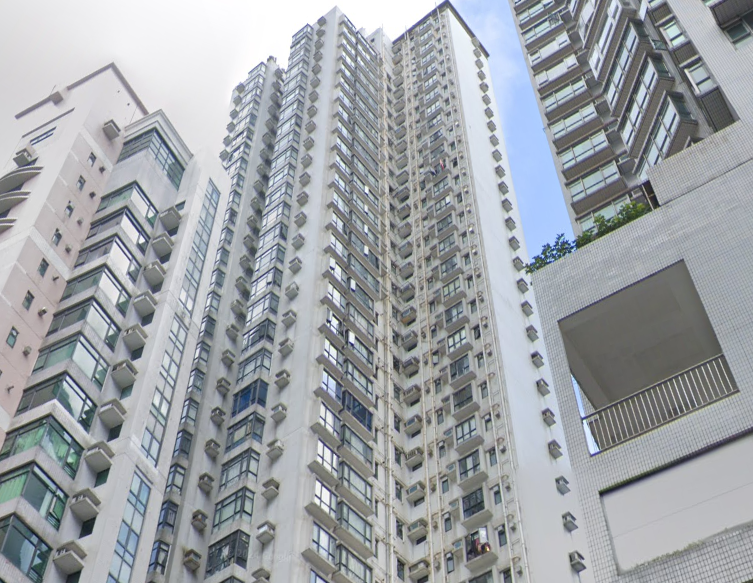 西半山慧豪閣由兩座住宅組成,屋苑最新錄套兩房以1,130萬元沽出,呎價創近3年新低。