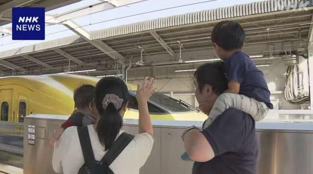 一家四口在東京車站歡迎「黃醫生」。(互聯網)