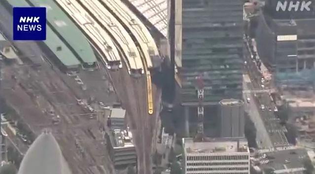 「黃醫生」快閃現身東京車站,車身十分顯眼。(互聯網)