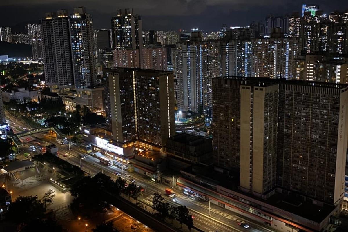 黃大仙下邨龍光樓晚上突然全幢停電。(網民Yupi Wong@FB群組「黃大仙區友(黃大仙,新蒲崗,鑽石山,慈雲山......)」)