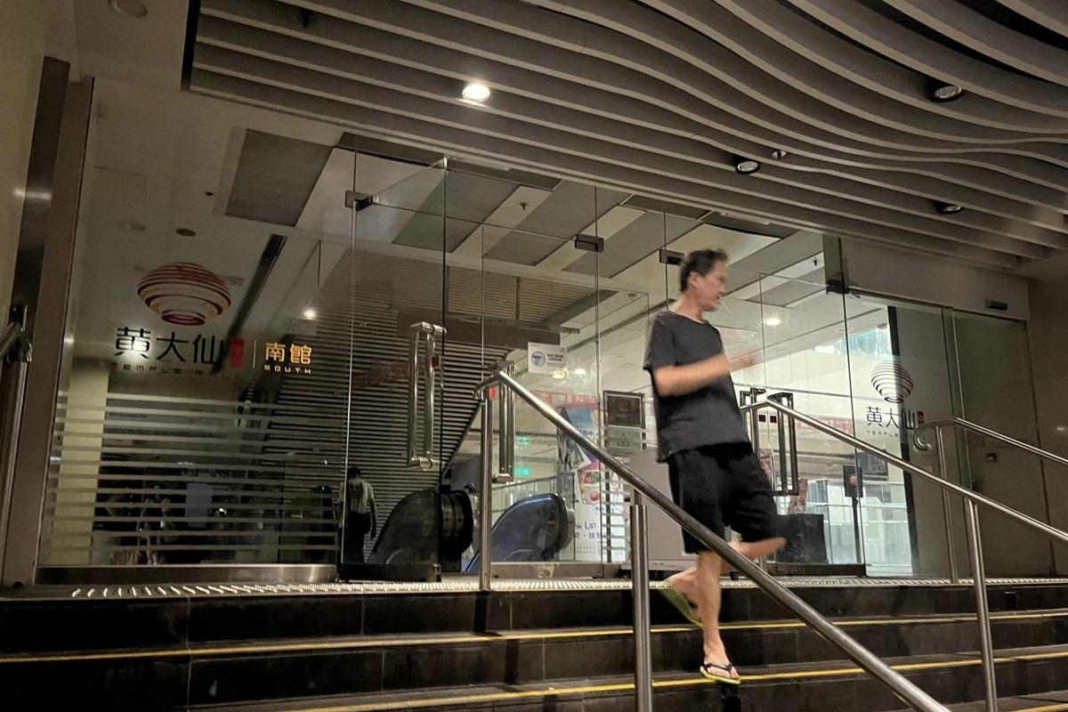 黃大仙中心南館突然停電。(網民Hans Chan@FB群組「黃大仙區友(黃大仙,新蒲崗,鑽石山,慈雲山......)」)