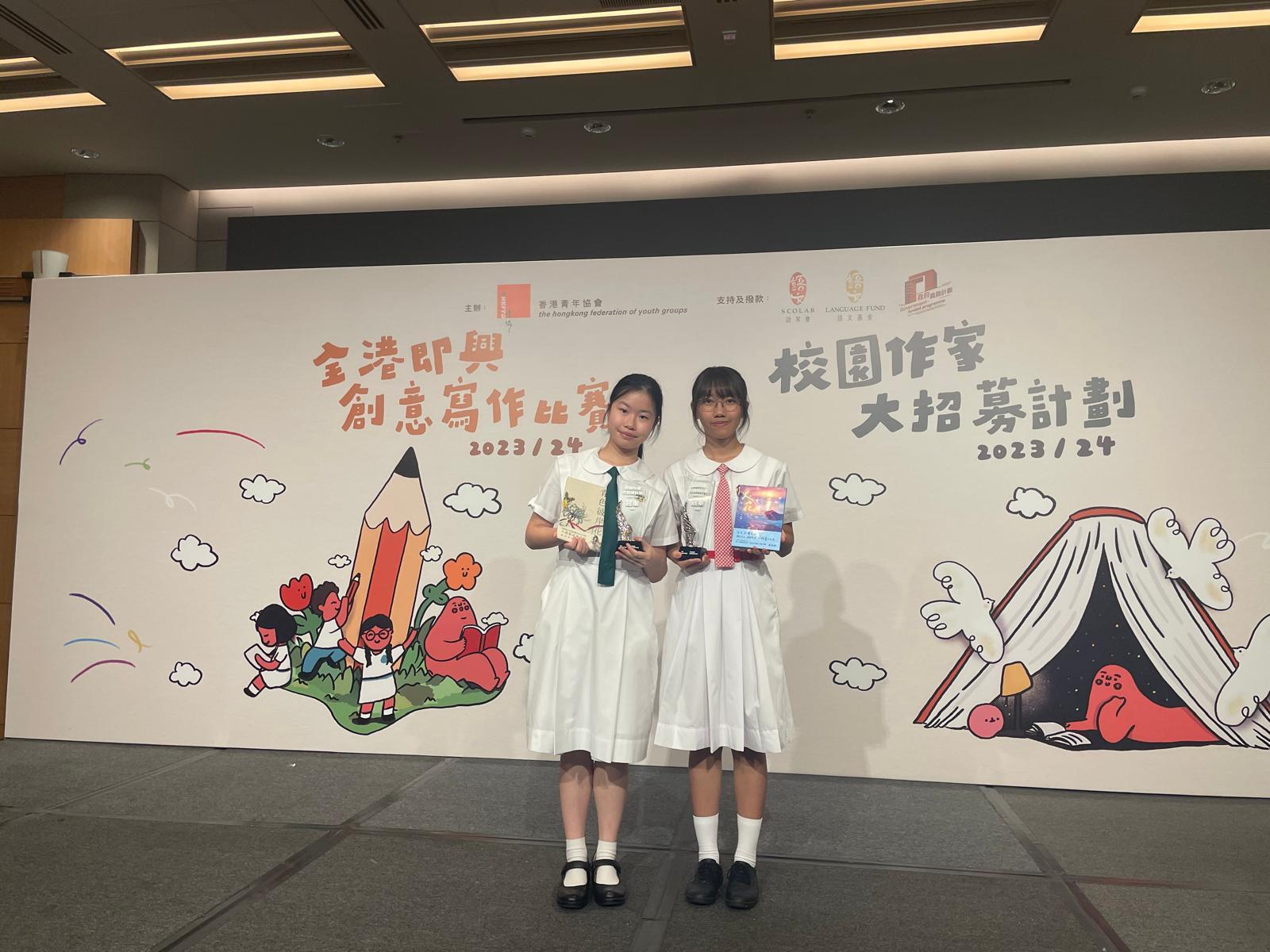 (左起)麥愛綸、黃詠妍成為小說組及非小說組的年度校園作家。(陳家莉攝)