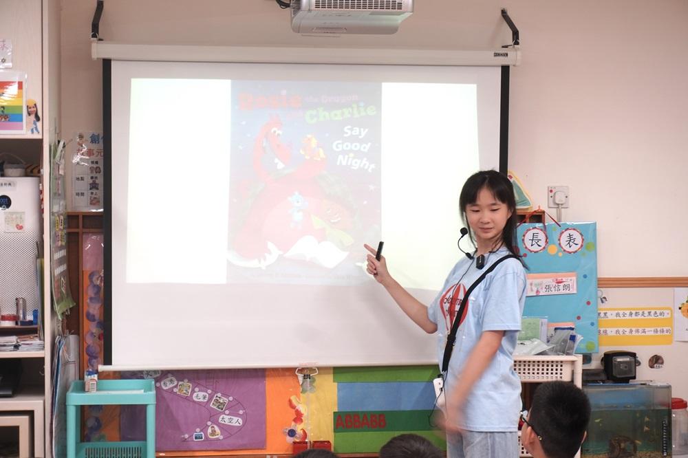 「小領袖英語教室」計劃由寰宇家庭俱樂部精心挑選已使用「迪士尼美語世界」英語學習系統多年的小朋友擔任小領袖。