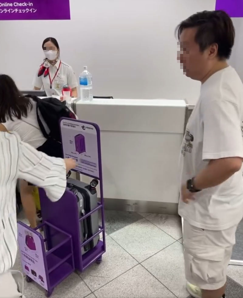 HK Express|日本高松機場地勤要求量行李,疑似港男即場「發爛渣」。(網上影片)