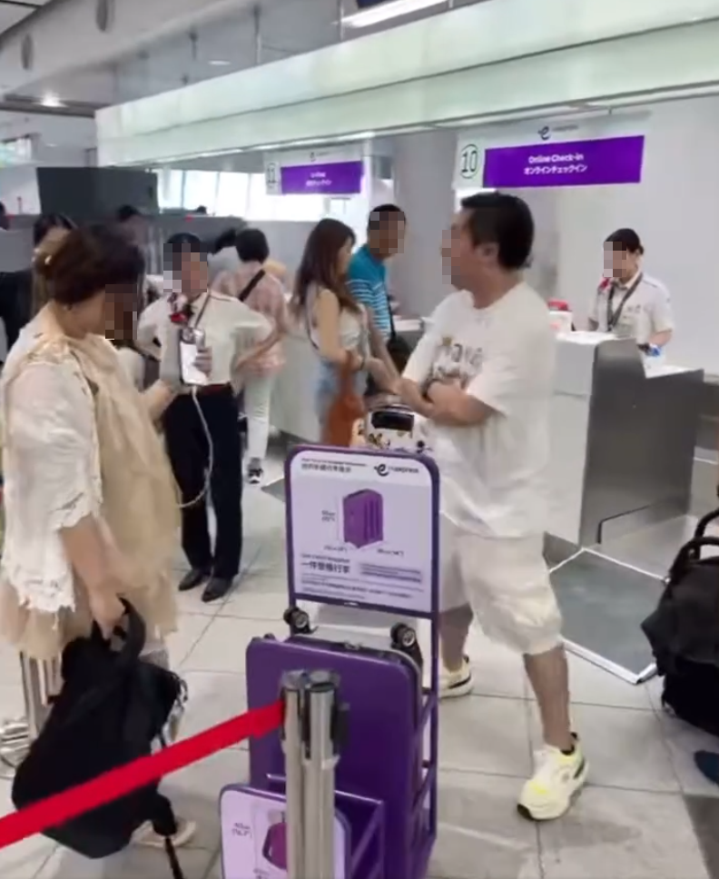 HK Express|日本高松機場地勤要求量行李,疑似港男即場「發爛渣」。(網上影片)