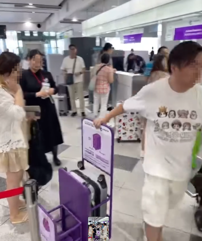 HK Express|日本高松機場地勤要求量行李,疑似港男即場「發爛渣」。(網上影片)