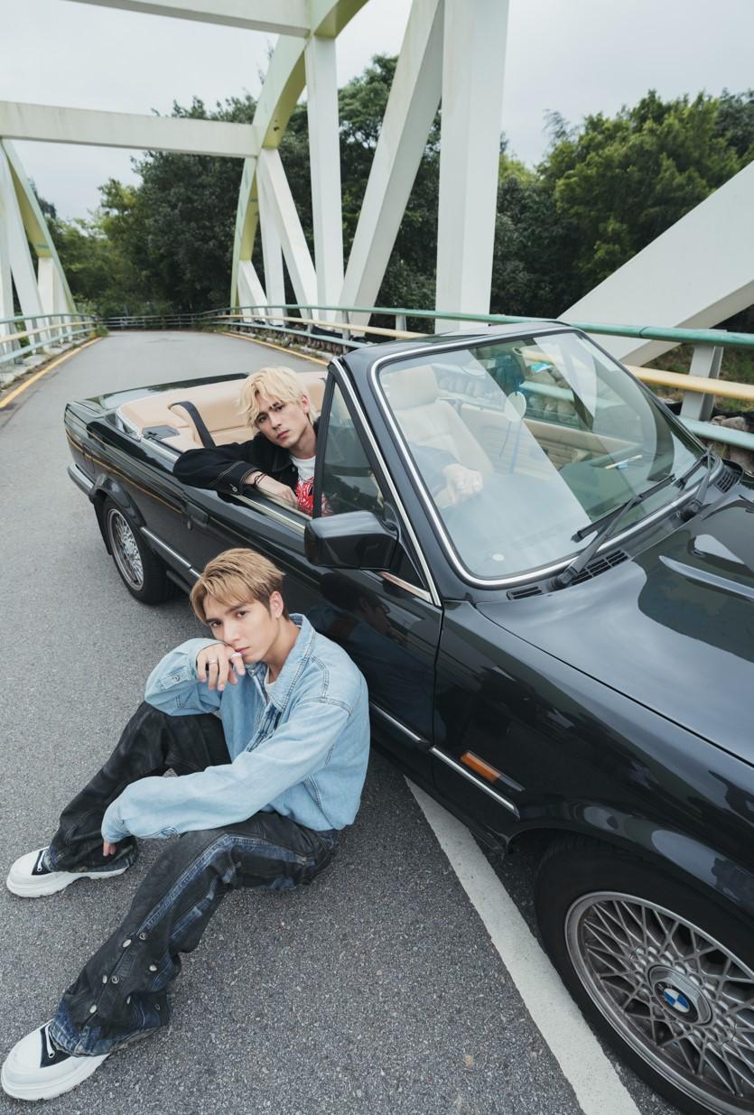 賀邦與Oscar組成混血男團OneUp殺入歌壇。