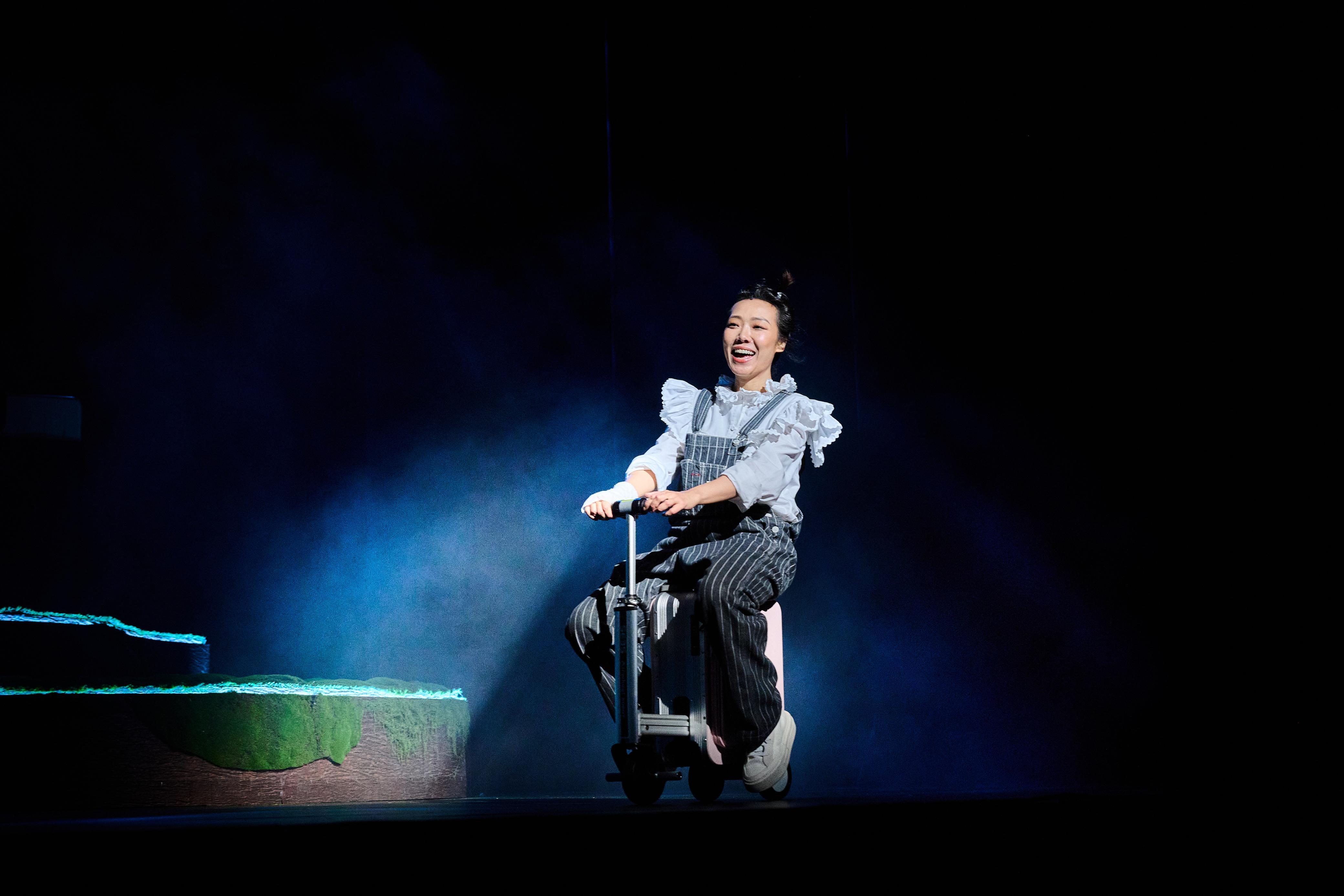 卓韻芝自編自導自演的獨腳戲《芝姐災難大全》開鑼。