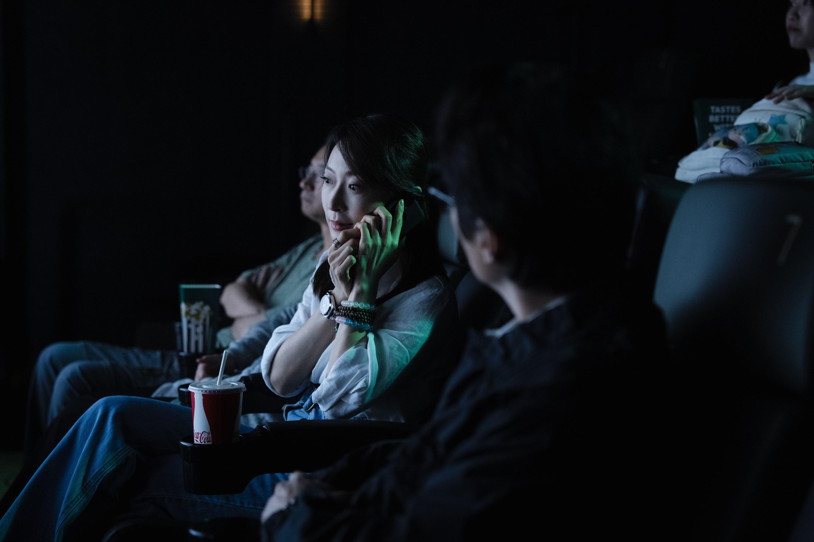 周家怡興奮傾電,被子華友善勸喻保持安靜。