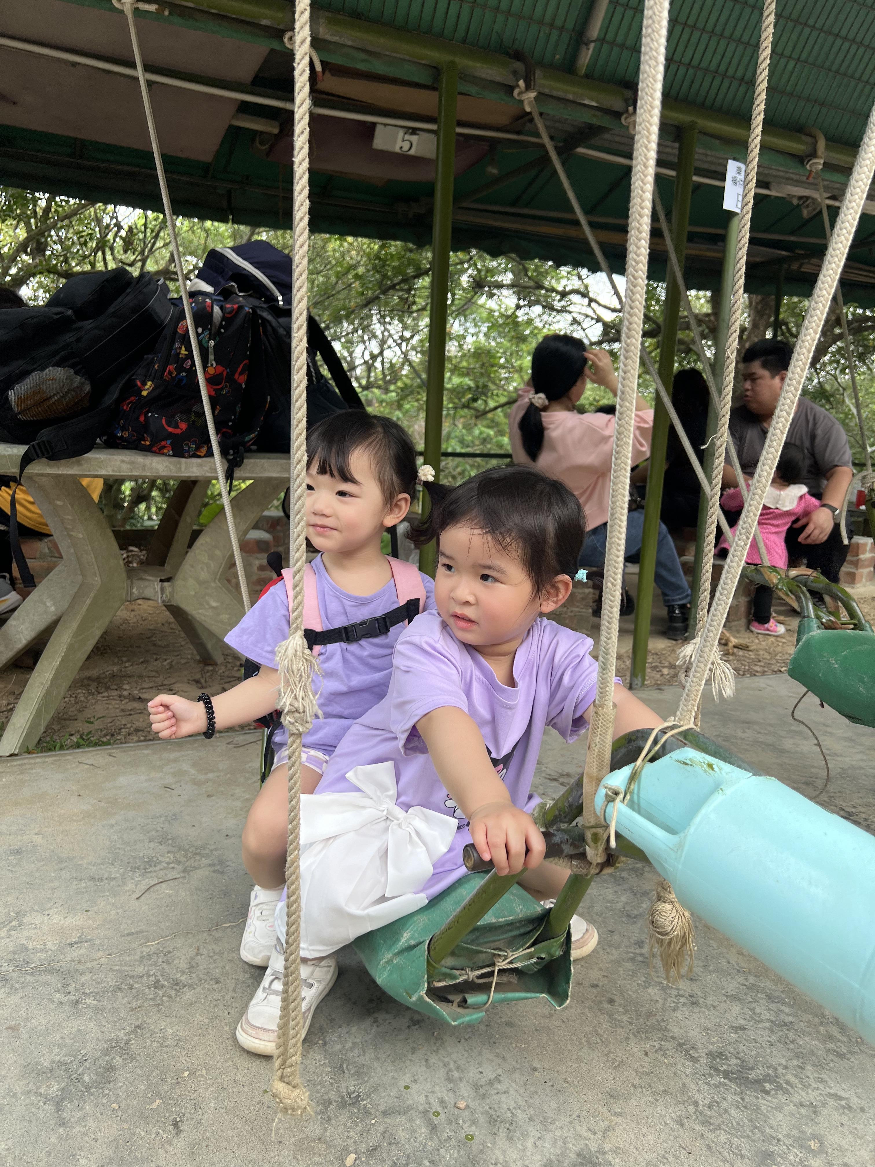 親子農莊推介|1. 上水假日農場有不少以車呔、膠樽、鐵板等環保物料自製的鞦韆、木馬等