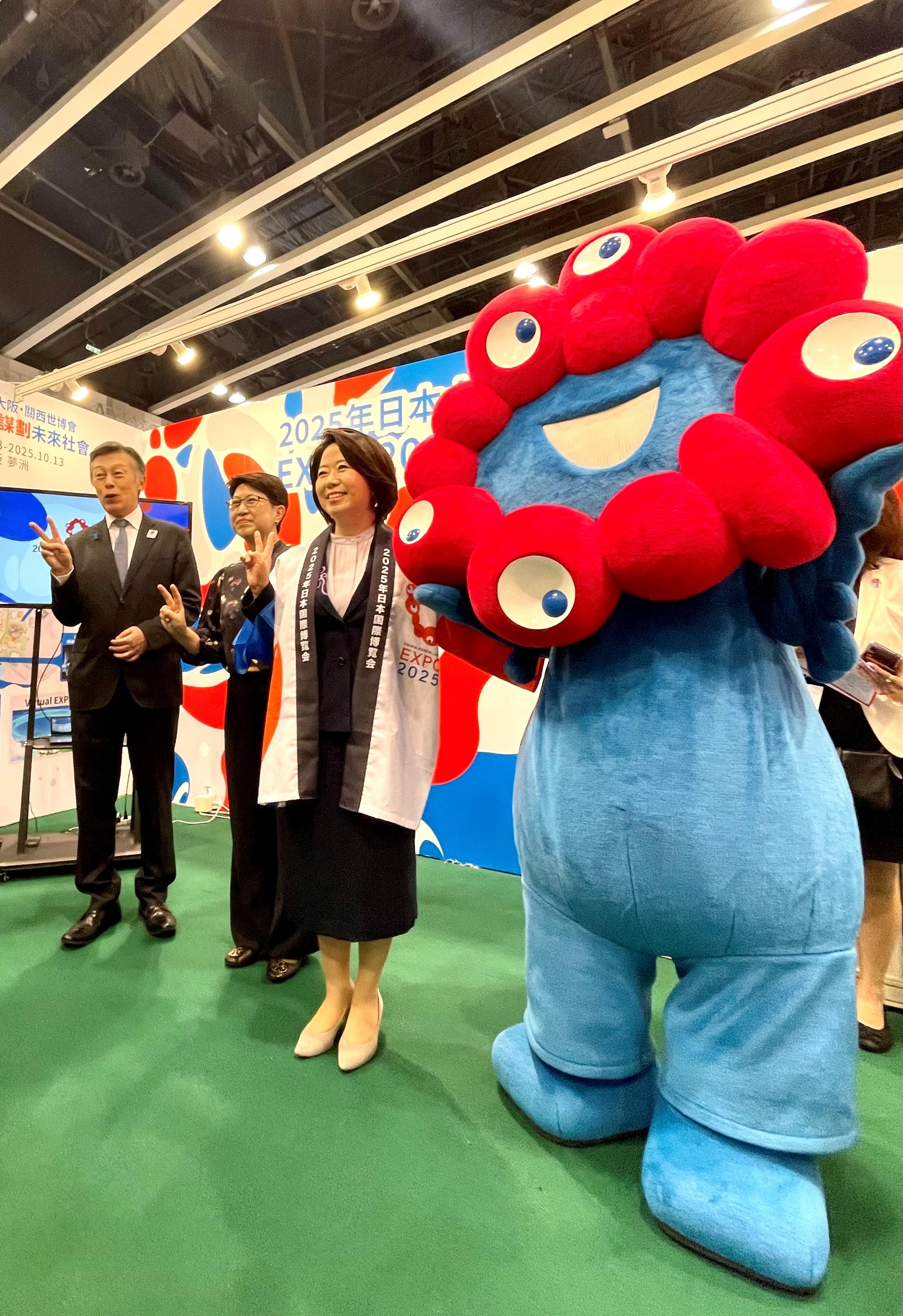 自見英子 到訪香港書展「日本館」,參觀「2025年日本大阪關西世博」及北海道等攤位