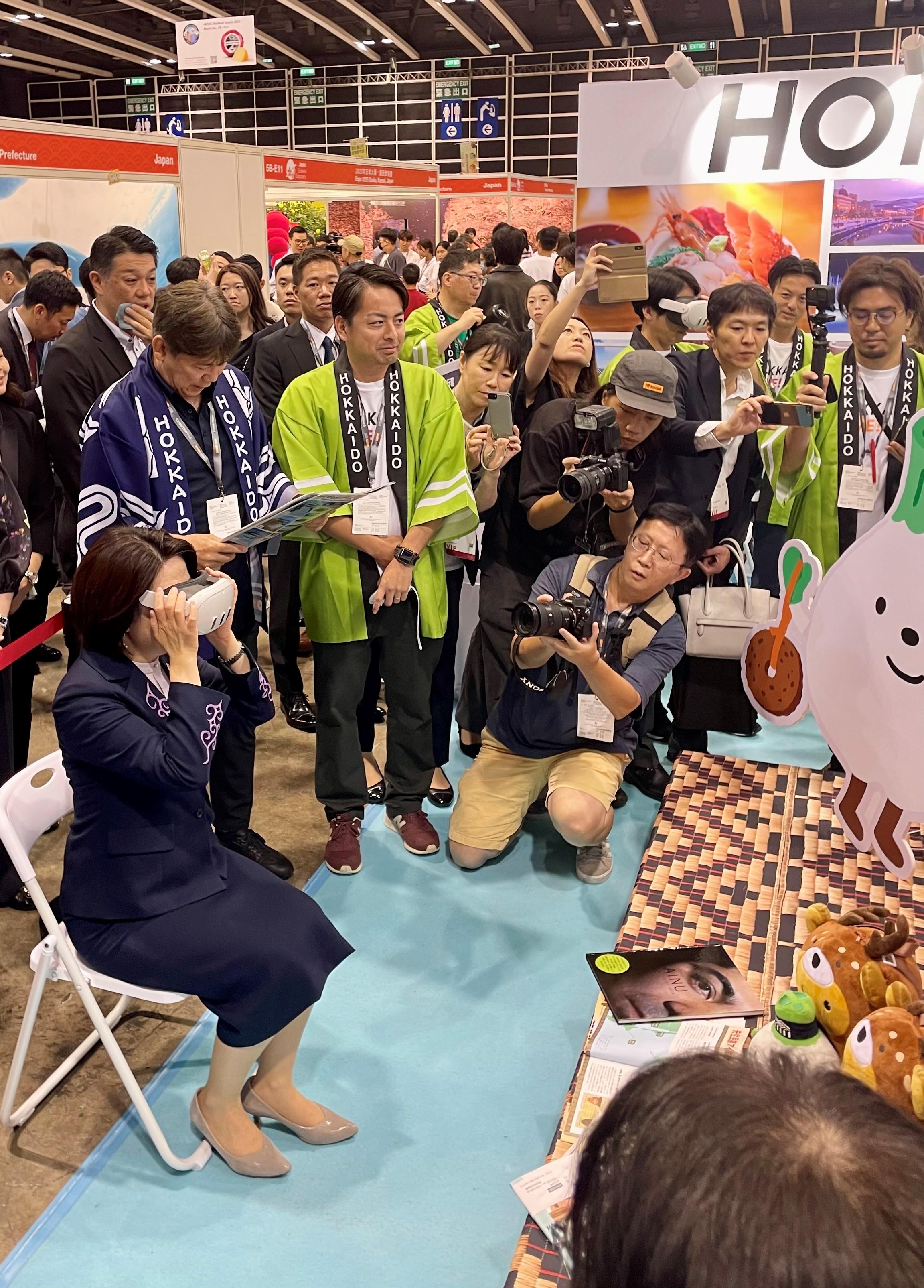 自見英子 到訪香港書展「日本館」,參觀「2025年日本大阪關西世博」及北海道等攤位