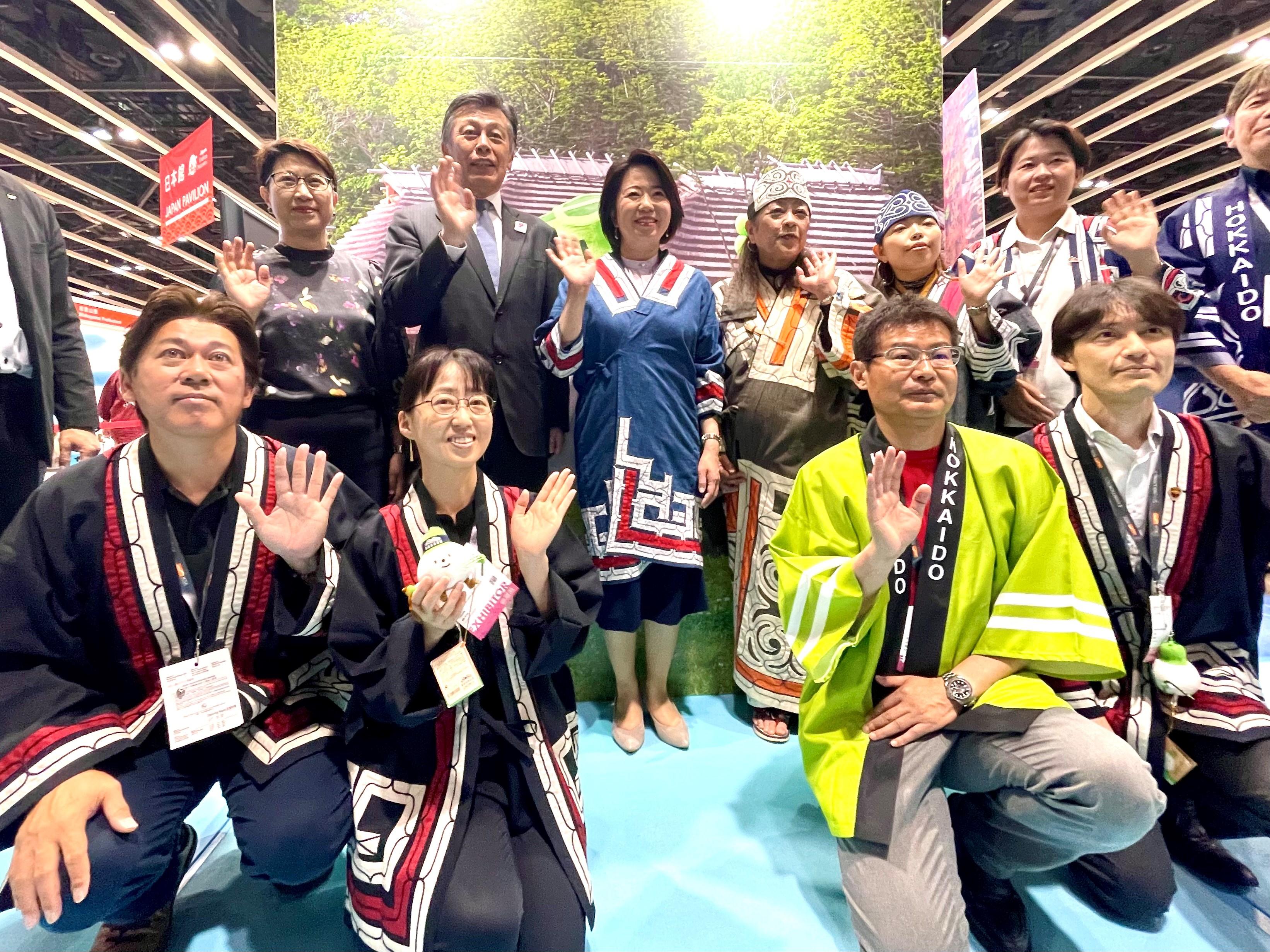 自見英子 到訪香港書展「日本館」,參觀「2025年日本大阪關西世博」及北海道等攤位