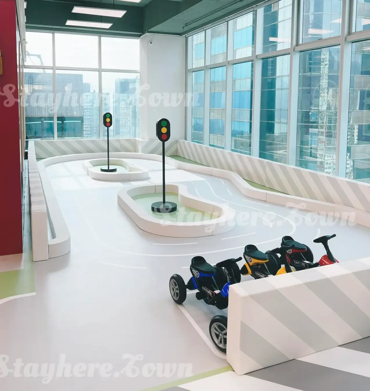 7大室內遊樂場|4. 觀塘 Stayhere Playhouse 在大型落地玻璃下玩車車,夠晒有feel