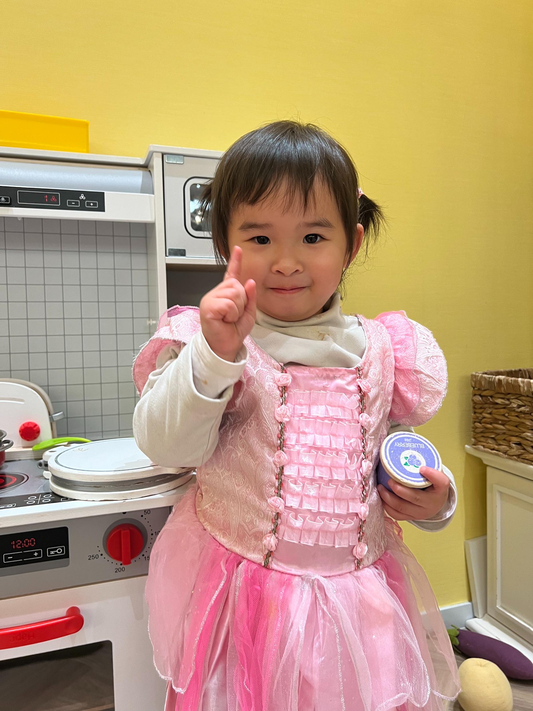 場內有多條公主裙可供挑選,一圓小朋友公主夢