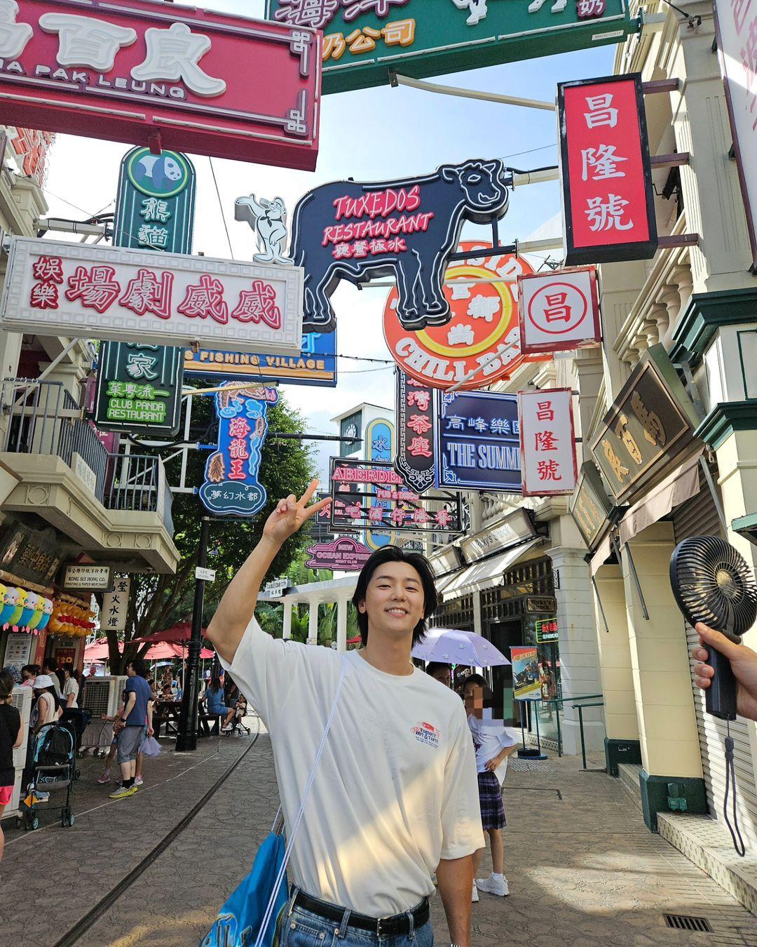 首次接觸香港老大街50-70年代場景佈置的他,驚訝整條大街充滿香港懷舊感。