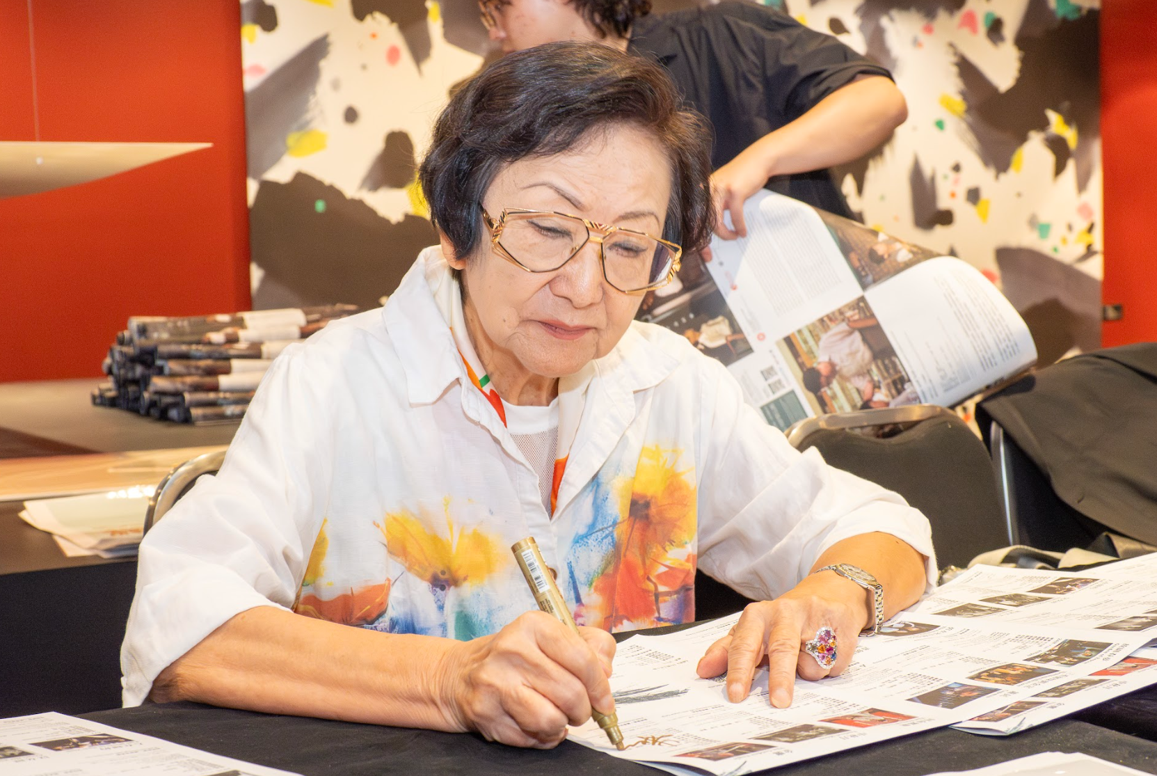 開幕電影《父子情》中飾演母親的朱虹罕有露面。