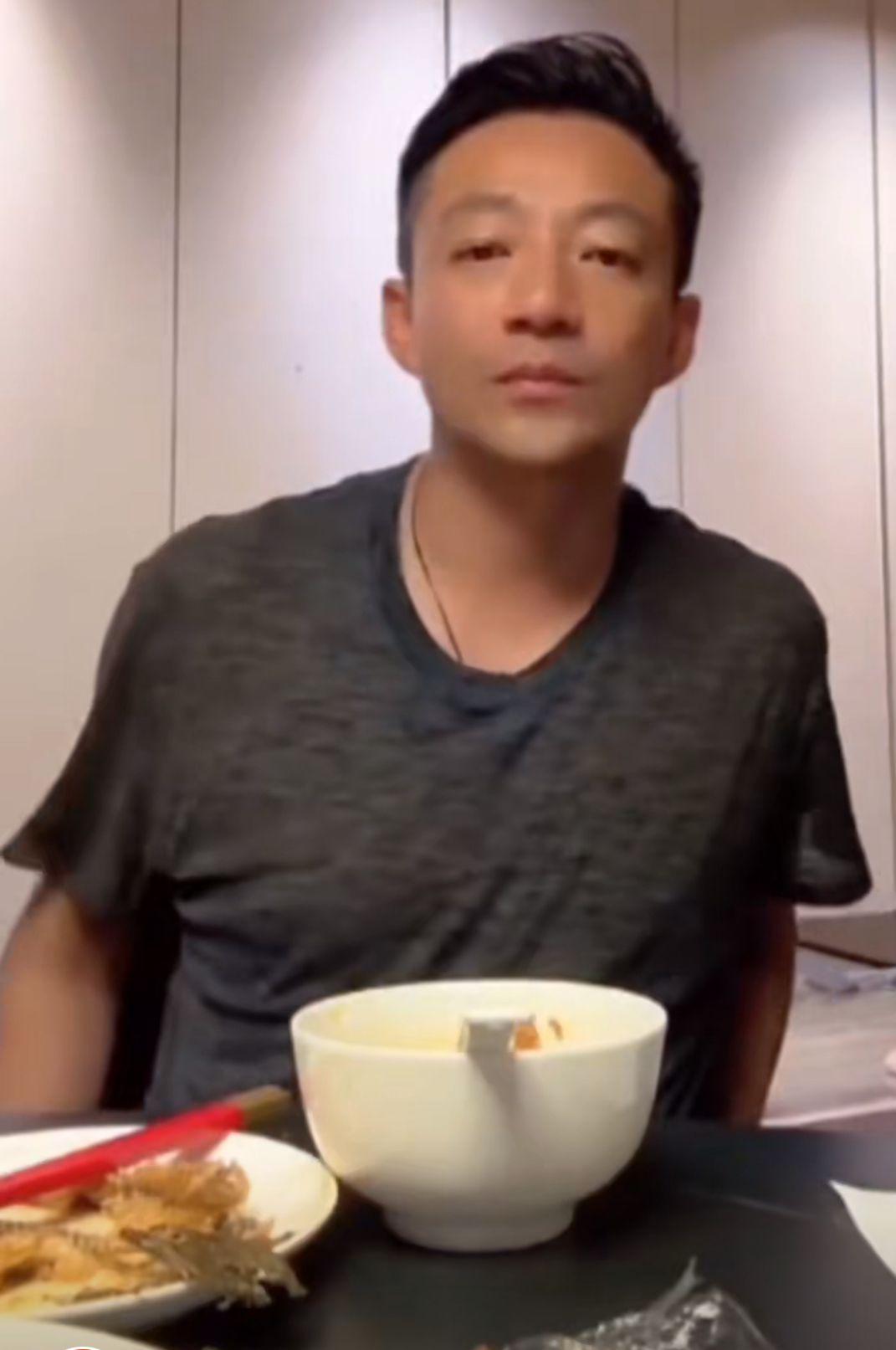 汪小菲日前在直播中,住處是租來的。