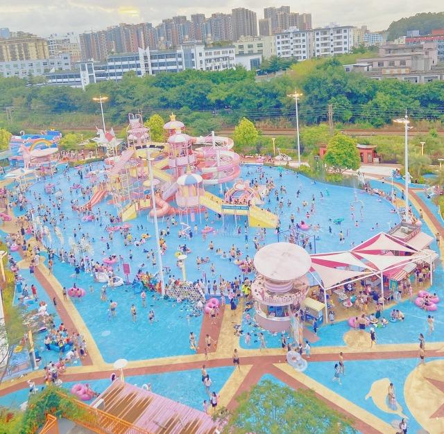 星高度夢想水世界設三大主題區,分別為「遇見海豚灣」、「獨丑獸城堡」、「火烈鳥之森」,粉系色調營造滿滿的夢幻氛圍。(網上圖片)