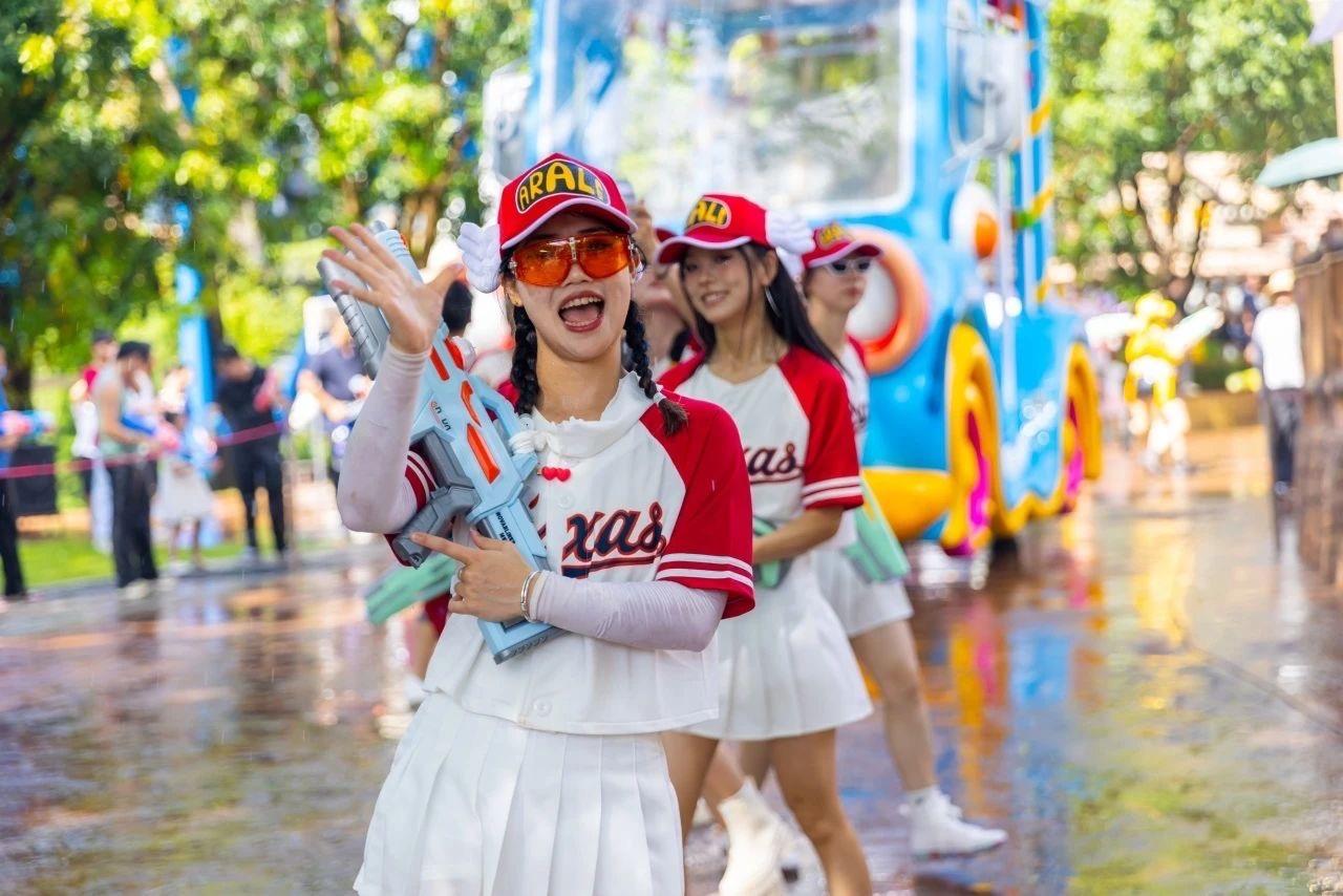 為了增加氣氛,在節日或假日內,不時都有巡遊表演,表演者手拿水槍向遊客噴水柱,與遊客同樂。(圖片來源:深圳歡樂谷官方微信)