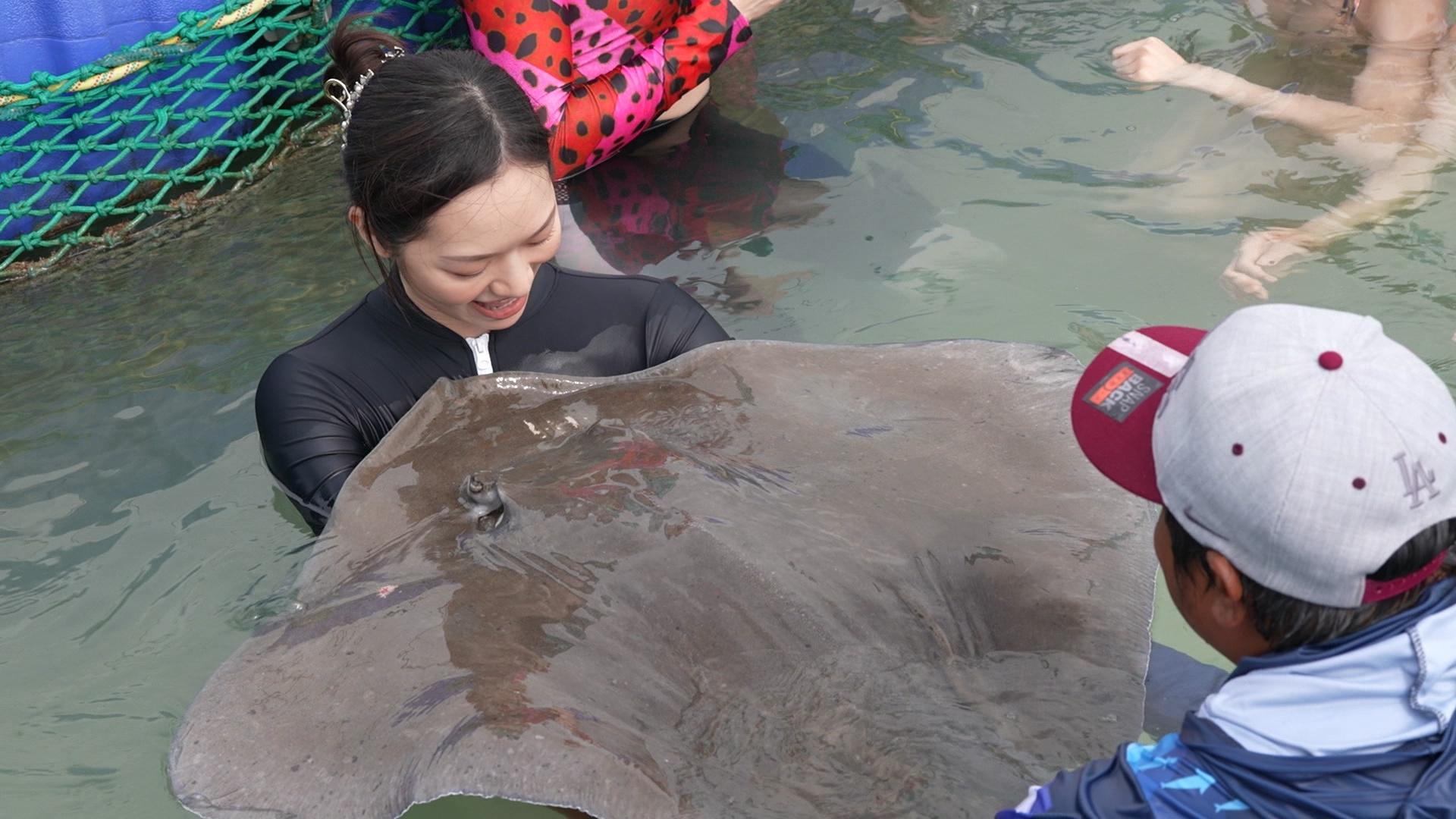 相反盈盈勁大膽,對住魔鬼魚又攬又錫。