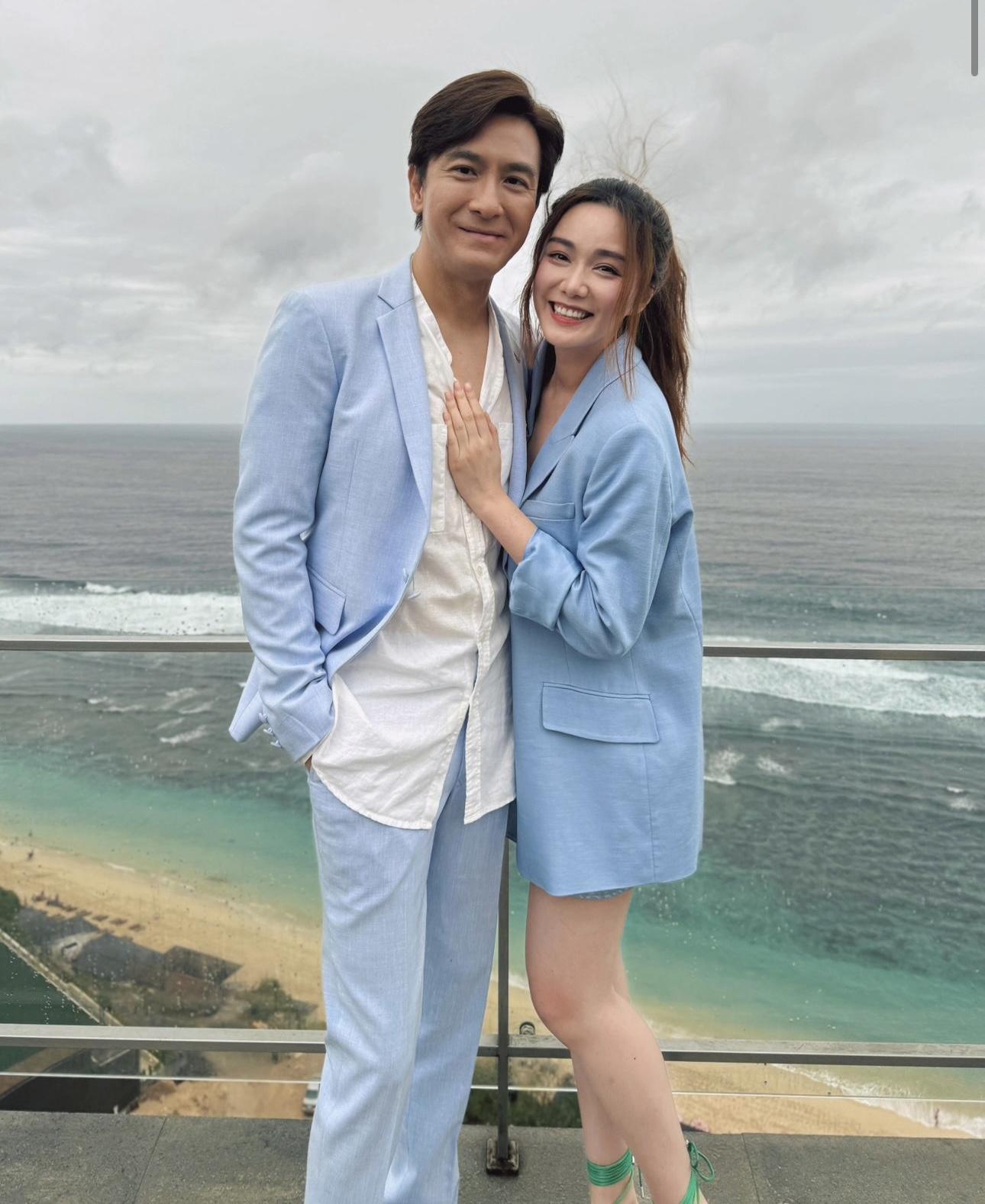 湯洛雯孖馬國明峇里出席婚禮 。